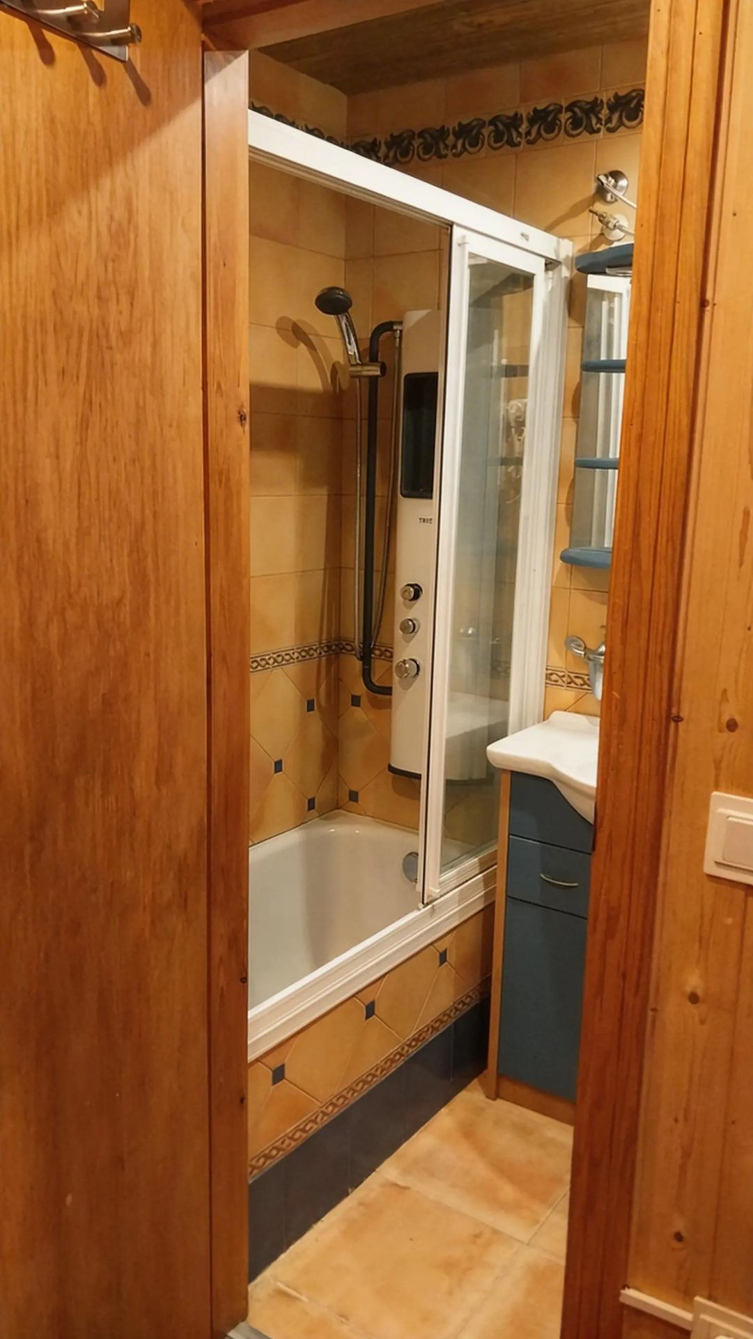 Baño del apartamento en Sierra Nevada con bañera y ducha